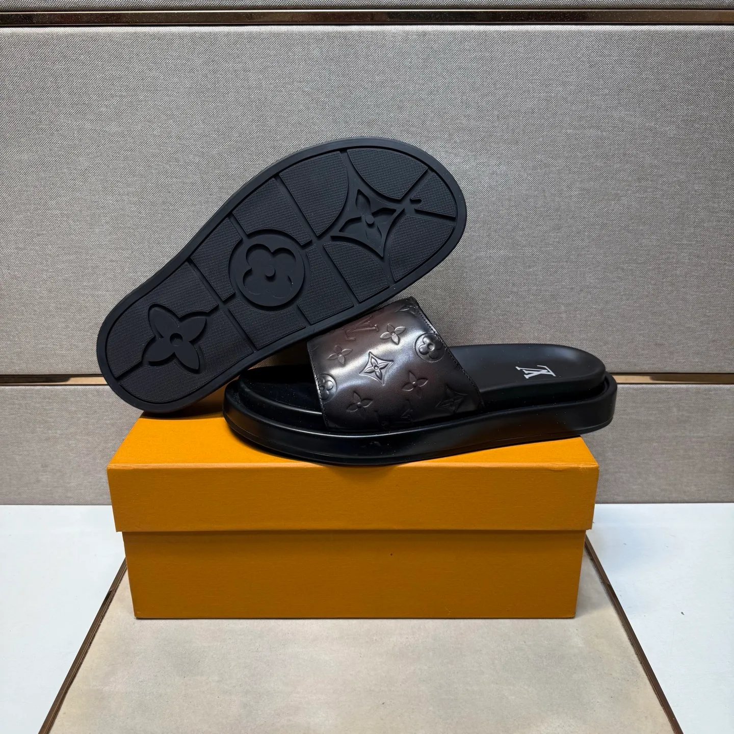 ⬛️Men's shoes 💰p400 [LV～] Men's casual slippers 2025z cabinet sales simultaneously 🔶Size: 39-44#️⃣ 🔷4 colors🔜The upper is made of cowhide stitching➕Genuine leather lining, comfortable and breathable, sole: original comfortable and wear-resistant outsole, ⚠️Real 📱Photographed🎬The real thing is better📢📢📢